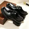 Zapatos de cuero gruesos para hombre de otoño que aumentan la altura, diseño slip-on con velcro, zapatos de vestir de cuero brillante, disponibles para venta al por mayor