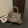 2026 Nova Bolsa Tote Urbana para o Dia a Dia Estilosa Tendência Personalidade ins Bolsa de Ombro Temperamento Fashionável Bolsa Transversal Simples