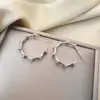 Pendientes de Aro Exagerados Minimalistas y Elegantes Moda Joyería de Lujo Nicho Pendientes Versátiles de Gama Alta para Mujer