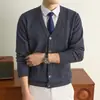 Cárdigan de punto trenzado con cuello en V para hombre en stock, abrigo de primavera y otoño, chaqueta de color liso para negocios, camiseta básica, talla grande para hombre