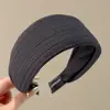 Faixa de cabeça larga de tricô minimalista e elegante estilo coreano para mulheres, novo modelo 2026, adequada para uso diário, projetada para realçar a aparência da linha do cabelo e pode ser usada como faixa de cabeça para lavar o rosto ou presilha de cabelo