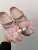 Chinelos Frescos de Alta Qualidade para Mulheres Primavera/Verão 2026, Para Usar ao Ar Livre, Acessórios de Pérola Iridescente, Chinelos Perfurados Tipo Cristal