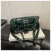 2026 Bolso de Hombro Cruzado Bajo el Brazo Baguette para Mujer, Color Sólido, Diseño Único para Motocicleta, Decorado con Remaches de Textura, Nuevo y de Moda