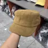 Sombrero de Equitación Cálido Versátil Adelgazante Rejuvenecedor para Mujer Otoño e Invierno, Gorra de Béisbol de Ala Plana de Gamuza con Insignia de Letra K de Celebridad de Internet