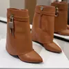Botas de Pierna de Pantalón con Hebilla Puntiaguda 2026 Nuevo Estilo Europeo Americano Tiburón Botas Altas de Caballero Negro Corto Superior Moda Botas Cortas Mujer