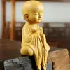 Escultura em Madeira de Cipreste Zen Pequeno Monge Enfeites Sereno e de Longo Alcance Olhando para a Distância Buxo Decoração de Casa Mesa de Escritório