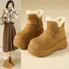 Botas de Neve com Solado Grosso para Aumentar a Altura para Mulheres, Novo Estilo Inverno 2026, Botas Curtas Aconchegantes com Forro de Lã e Espessura Extra, Sapatos Quentes de Algodão com Plataforma para Pessoas Baixas