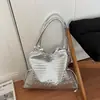 Coleção Outono 2026: Bolsa de ombro simples e estilosa, apresentando um design único, alto apelo estético, cor sólida e textura trançada. Atacado disponível para bolsas femininas