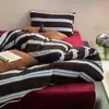Xiangling PremiumSimple Estilo Ins Creativo Estampado Rayado Terciopelo de Leche Juego de Cama de Cuatro Piezas