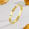 Pulseira de Zircônia Banhada a Ouro para Mulheres, Punho Aberto Fashion de Luxo Leve, Joia de Mão Simples Versátil Estilo Casal em Aço Titânio