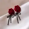 Brincos de Flor com Laço de Veludo Vinho Retrô Francês Elegantes Elegantes Nicho Luxo Acessível Brincos de Outono e Inverno para Mulheres