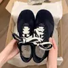 2026 Nuevos Zapatos de Entrenamiento Alemanes para Mujer Cómodos de Suela Plana Casual Deportivos Versátiles Zapatos Individuales Zapatos de Tabla Práctica de Conducción Zapatos Blancos Zapatos de Mujer