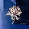 Broche de strass de alta qualidade grande europeu e americano corsage de liga para senhoras variedade de pinos opcionais de alta qualidade broche delicado