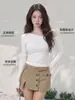 Relajada y cómoda, esta camiseta de manga larga para mujer presenta un diseño favorecedor de corte entallado para el otoño.. Es un top versátil que realza tu figura y se puede usar como capa base