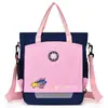 Mochila escolar para estudiante de primaria con estampado de logo, mochila de un solo hombro cruzada, bolso de mano para niños de entrenamiento, academia de repaso, estampado