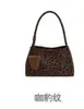 Nueva colección otoño/invierno: bolso de mano elegante y lujoso de gamuza con un colgante, compartimento y cierre de cremallera, diseñado para calidad de exportación