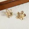 2025 Moda Transfronteriza Retro Pendientes de Flor Dorada Incrustados con Perlas Nicho Elegantes Versátiles Pendientes de Lujo Ligero Venta al por Mayor
