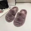 Chinelos peludos, antiderrapantes, estilosos e casuais para usar ao ar livre, novo modelo outono e inverno 2026, de uma tira, forrados com pelúcia, pantufas quentes de algodão, tamanho grande