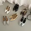 Sapatos de Salto Baixo Femininos com Tiras Cruzadas e Fivela, Bico Fino, Estilo Francês, Moda Primavera 2026, Slip-On, Elegantes, Tendência