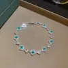 Pulsera Cruzada de Joyería con Broche de Flor de Circonita, Lujo Ligero, Sensación de Alta Gama, Pulsera Exquisita con un Diseño Único, Accesorio de Mano Versátil