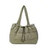 Nova Bolsa de Penas 2025 Feminina Bolsa Tote Fofa com Enchimento de Algodão Leve Casual Bolsa de Algodão Versátil Grande Capacidade Bolsa de Ombro