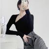 2025 Primavera Novo Design Estilo Coreano com Gola Discreta Vazada Look Emagrecedor Clavícula Gola Ombro Oblíquo Camiseta Top de Manga Comprida para Mulheres