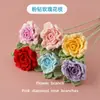 Modelo Nuevo de 26 Años Ramo de Flores de Ganchillo Terminado con Hilo de Gasa, Ramas de Rosas de Diamante Rosa, Ramo de Boda Artificial para el Día de la Mujer