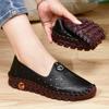 Sapatos de mãe de sola macia primavera e verão 2022 novas sandálias sapatos casuais femininos couro pés não cansados tendão de boi sapatos femininos baixos
