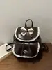 Mochila elegante y sofisticada para mujer con un diseño de lazo único, perfecta para estudiantes universitarios y personas que van al trabajo.