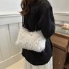 Bolsa Feminina de Pelúcia Novo Estilo 2024 Moda Casual Estilo Western Ombro Axila Portátil Feminina Bolsa Transversal Pérola Simples Pequena