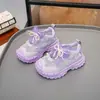 Sandálias com lenço de cabeça para meninas tênis esportivos infantis estilo novo de verão 2026 para crianças mais velhas sapatos de praia sapatos de malha única vazados respiráveis
