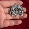 Pabellón de decoración de nube plata miao blanco antiguo cobre blanco plata miao solapa a presión carácter de murciélago longevidad carácter de pez dorado cheongsam hebilla de solapa a presión colgante accesorios porosos
