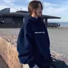Moletom com capuz azul marinho para mulheres, novo estilo outono/inverno 2026, jaqueta fina popular, forro de fleece e espessado para o início da primavera, top casual
