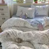 Nuevo conjunto de cuatro piezas de gasa de doble capa de algodón con sensación de nube, conjunto de tres piezas de gasa arrugada estilo ins fresco de dibujos animados para dormitorio, funda de edredón para estudiante