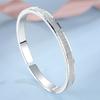 Pulsera Abierta de Cobre Blanco Plateada con Acabado Escarchado para Mujer, Diseño de Nicho, Joyería de Mano de Nuevo Estilo que No se Desvanece, Mil Estilos Entrega al Mayoreo