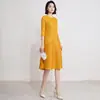 Vestido Miyake para mulheres, comprimento médio, gola redonda, patchwork, vestido evasê moderno, elegante e emagrecedor, mangas de três quartos, moda feminina