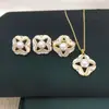 Venta al por mayor de perlas de Zhuji Dropshipping Conjunto de perlas de agua dulce naturales Concha clásica Trébol de cuatro hojas Joyería de perlas de alta gama
