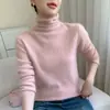 Nova blusa de base de malha de cashmere para outono e inverno, moderna e versátil para o trabalho, macia e confortável, cor sólida, gola alta sobreposta, corte solto para mulheres