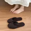 Chinelos Meio Sapato com Biqueira Simples em Couro Sintético Femininos 2026 Verão Novo Solado Macio Antiderrapante Moda Versátil Slip-On Sandálias