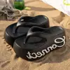 Chinelos com Estampa de Letras e Solado Grosso para Meninas, Moda de Verão para Uso ao Ar Livre, Chinelos de Praia em Eva com Salto Alto e Aumento de Altura