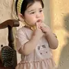Camiseta 100% Algodão para Bebê Estilo Novo Verão 2026 Menina de 1 Ano Estilo Coreano Estampa de Desenho Animado com Costura de Renda Manga Curta