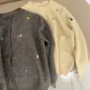 Cárdigan de punto hecho a mano estilo coreano con ganchillo y bordado, cuello redondo, un suéter suave y cómodo para otoño e invierno, con un corte holgado que te hace lucir más joven, adecuado para ventas transfronterizas