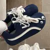 Zapatillas versátiles de nicho estilo coreano para mujer, nuevas zapatillas blancas de suela gruesa color amarillo chic de otoño 2026, zapatillas de entrenamiento alemanas para estudiantes