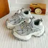 Zapatillas para niñas versión coreana 2026 modelo nuevo primavera y otoño para estudiantes de primaria, zapatos de papá con hebilla giratoria, zapatos casuales transpirables de doble malla