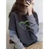 Camiseta de manga larga de forro polar cepillado a rayas, imitación de dos piezas para mujer, capa base engrosada, sofisticada parte superior gris oscuro para otoño