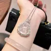 Collar para mujer con colgante bañado en plata con figura de Buda de calcedonia blanco hielo, diseños de hoja y calabaza, ágata y jade de Maitreya