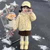 Ropa de abrigo para niñas de otoño e invierno, nuevo estilo 2026, ropa de invierno cálida con forro polar para niños, sudadera con capucha de sherpa engrosada para bebé