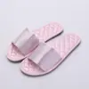 Nuevas zapatillas de boda de satén de seda coreana para interior, antideslizantes, de moda, sandalias de verano para mujer, venta al por mayor de fabricantes de mujeres