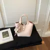 Diseño de Nicho de Alta Gama Transfronterizo Verano 2026 Nuevo Exquisito Moda Versátil Bolso Cubo Cruzado al Hombro para Viajes