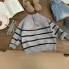 Suéter Listrado Estiloso para Bebê Menino Primavera e Outono, Tricô Casual de Manga Longa Estilo Coreano para Crianças Pequenas, Blusa com Meio Zíper para Bebê